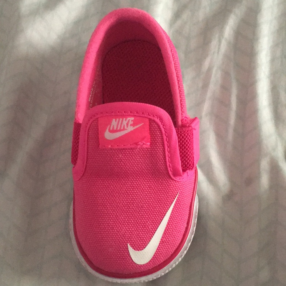 Selling toddler Nike shoes size 4c.  New